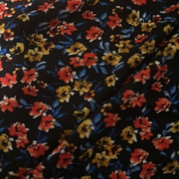 Long sleeve flowered blouse from Suzy Shier. - Picture 3 of 3